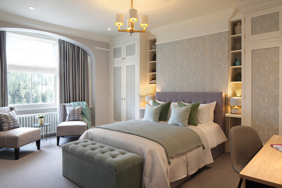 На фото: большая гостевая спальня (комната для гостей) в стиле неоклассика (современная классика) с серыми стенами, ковровым покрытием и серым полом без камина