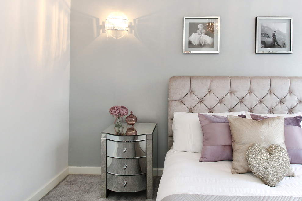 Cette photo montre une chambre tendance avec un mur gris et un sol gris.