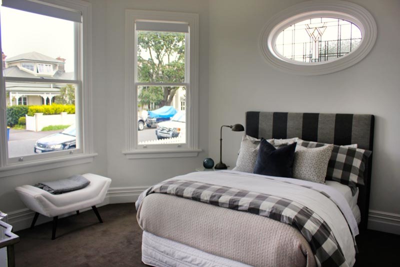 Свежая идея для дизайна: хозяйская спальня среднего размера в классическом стиле с белыми стенами и ковровым покрытием без камина - отличное фото интерьера