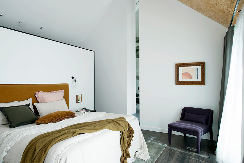 Mittelgroßes Modernes Hauptschlafzimmer mit weißer Wandfarbe, Laminat und schwarzem Boden in Perth