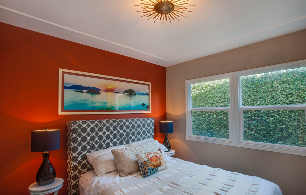 Modelo de habitación de invitados actual de tamaño medio sin chimenea con parades naranjas y suelo de madera oscura