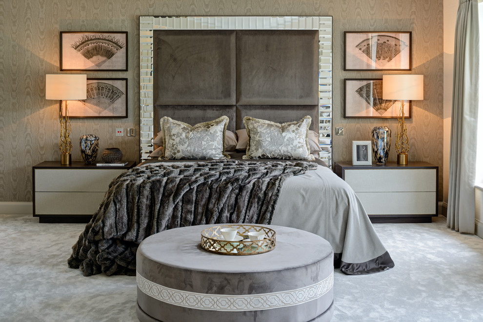 Imagen de dormitorio clásico renovado con paredes beige, moqueta y suelo gris