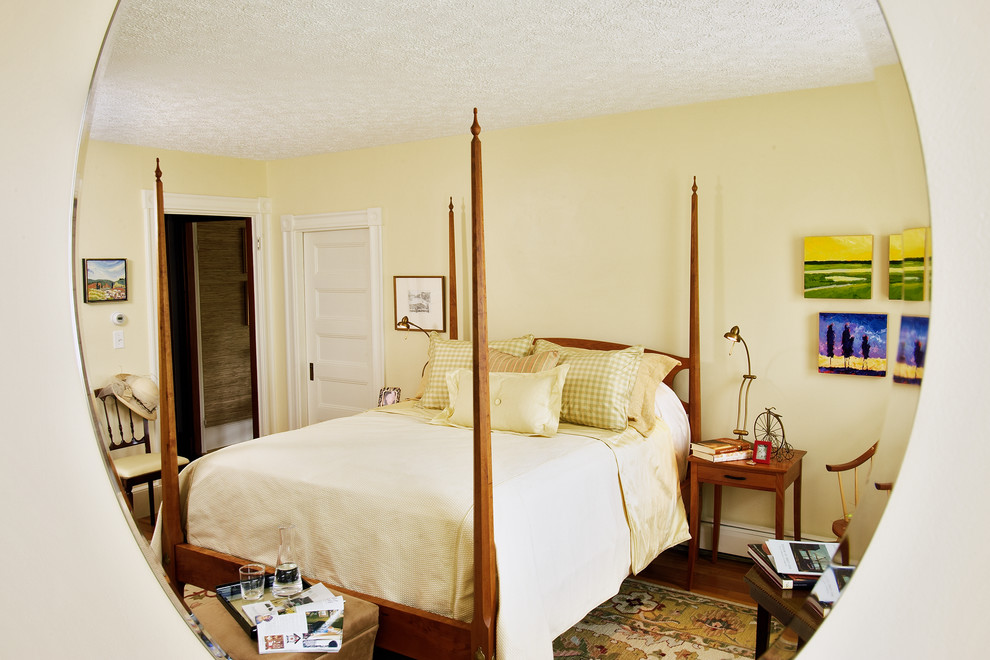 Идея дизайна: хозяйская спальня среднего размера в классическом стиле с желтыми стенами и паркетным полом среднего тона без камина