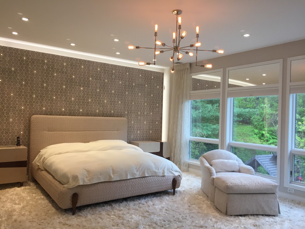Идея дизайна: хозяйская спальня среднего размера в современном стиле с бежевыми стенами, ковровым покрытием и бежевым полом без камина