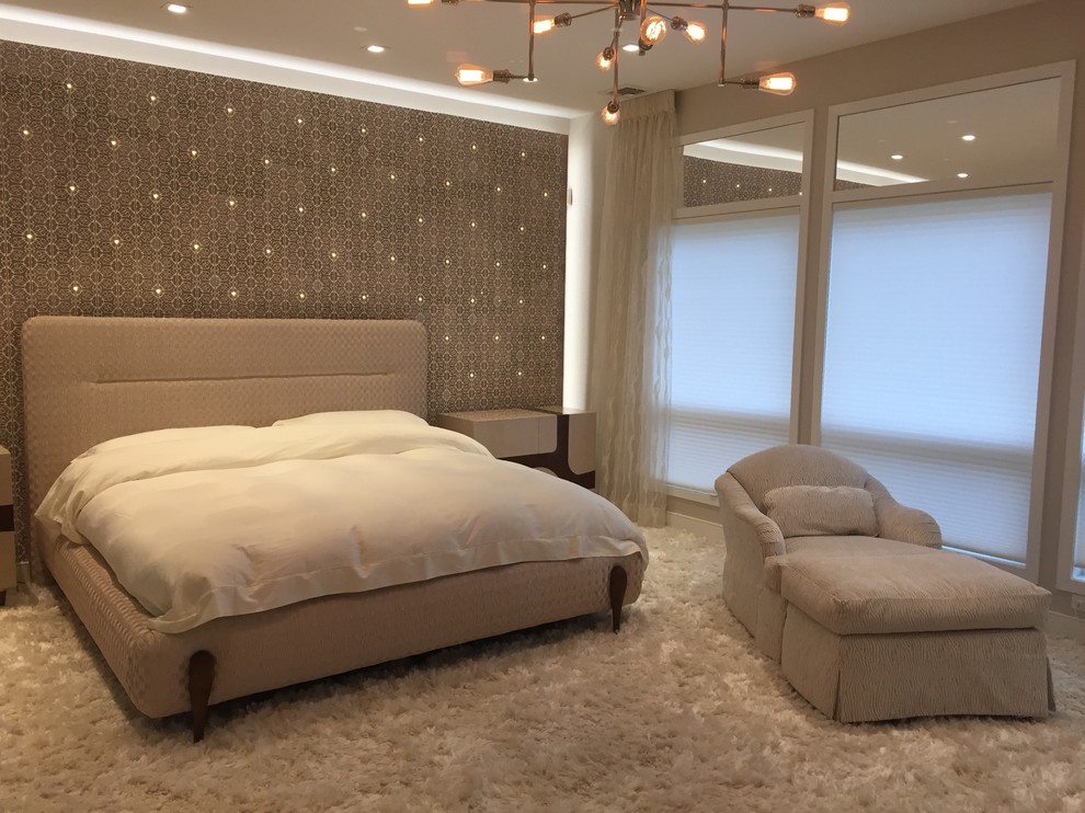 На фото: хозяйская спальня среднего размера в современном стиле с бежевыми стенами, ковровым покрытием и бежевым полом без камина с