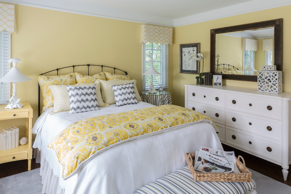Источник вдохновения для домашнего уюта: большая спальня в стиле неоклассика (современная классика) с желтыми стенами и темным паркетным полом