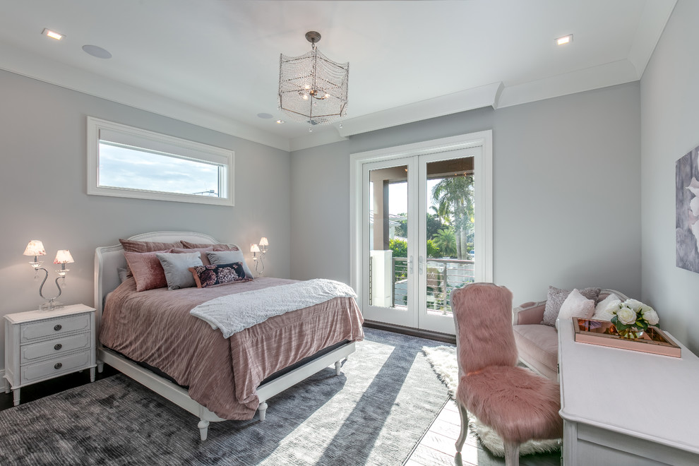 Свежая идея для дизайна: спальня в морском стиле с фиолетовыми стенами без камина - отличное фото интерьера