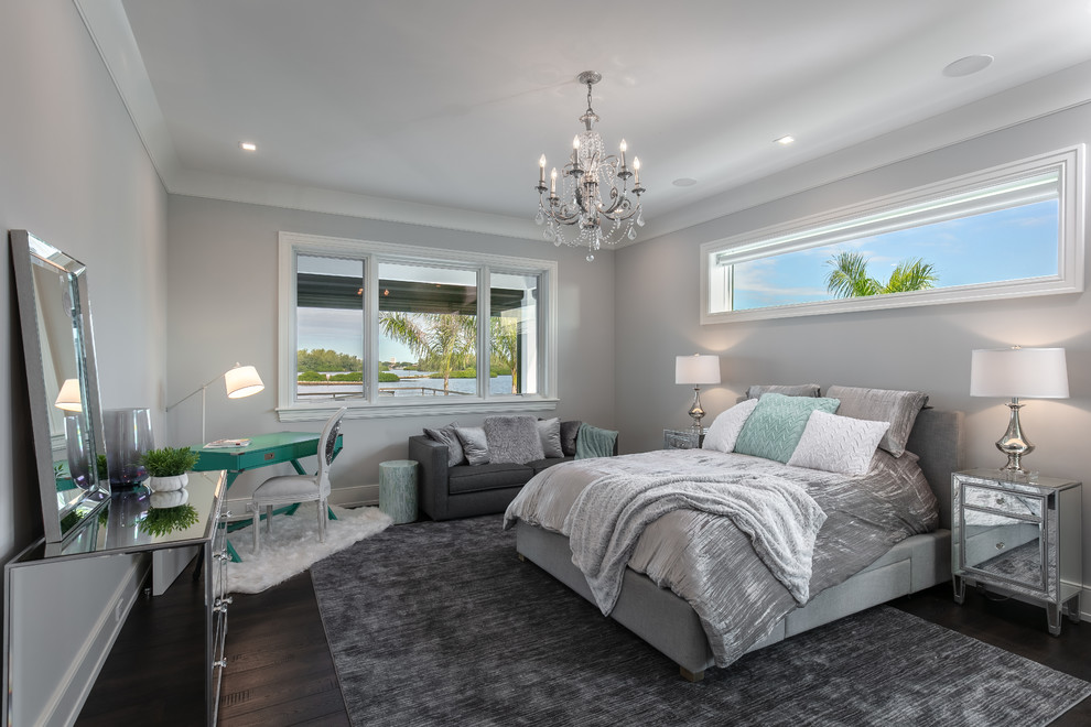 Стильный дизайн: хозяйская спальня в морском стиле с серыми стенами и темным паркетным полом без камина - последний тренд