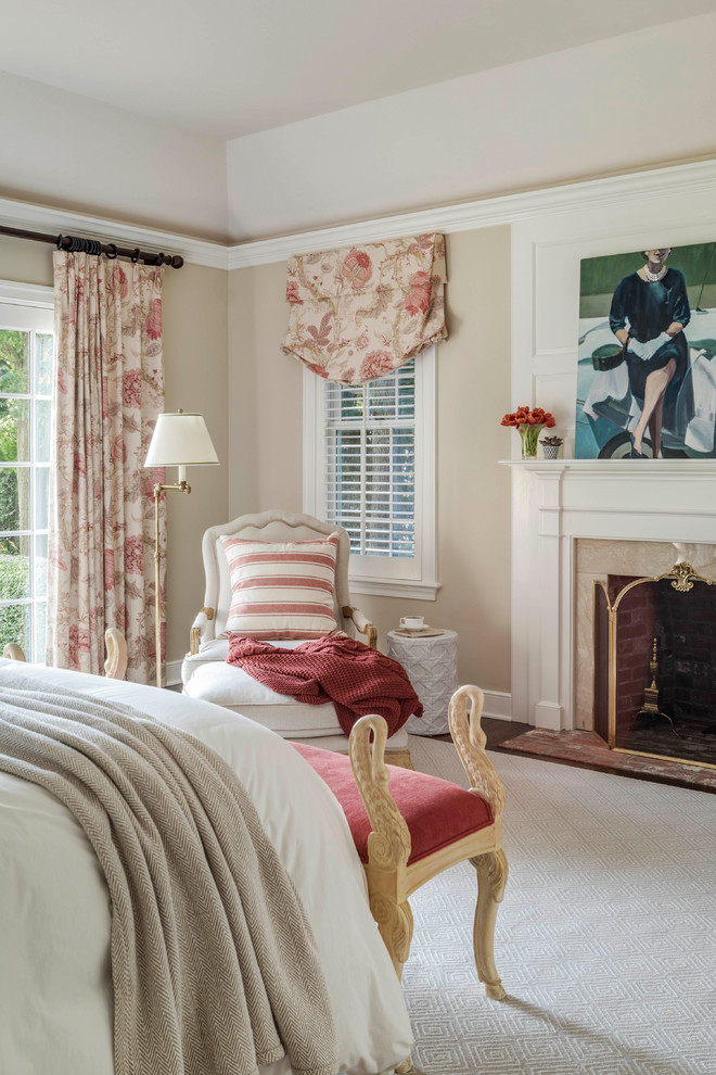 Foto de dormitorio principal clásico renovado de tamaño medio con paredes beige, moqueta, todas las chimeneas y marco de chimenea de hormigón