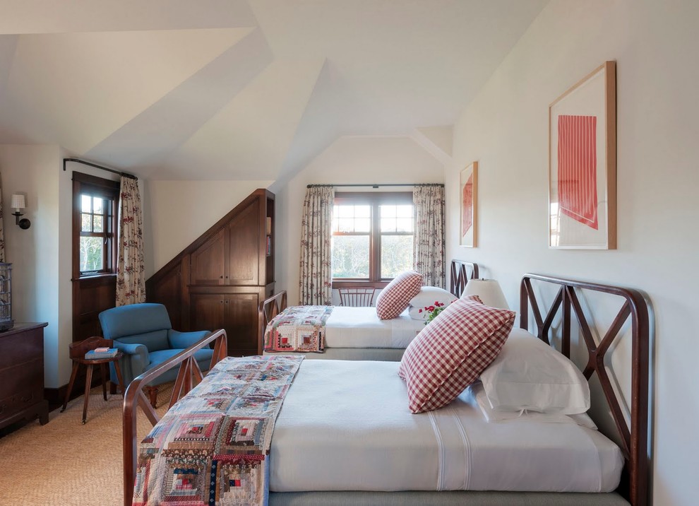 Diseño de dormitorio de estilo de casa de campo con paredes blancas y moqueta