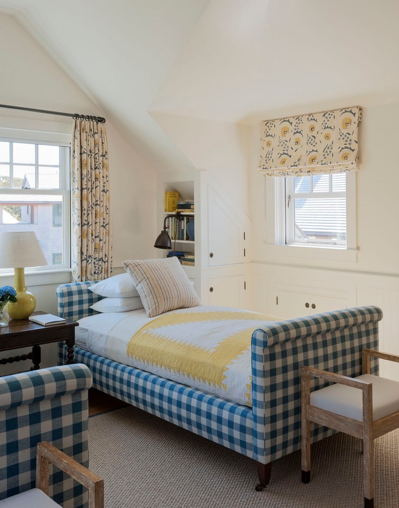 Modelo de dormitorio de estilo de casa de campo con paredes blancas y moqueta