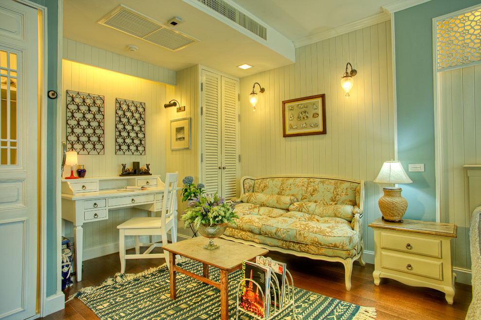 Foto de dormitorio actual con paredes beige, suelo de madera en tonos medios y con escritorio