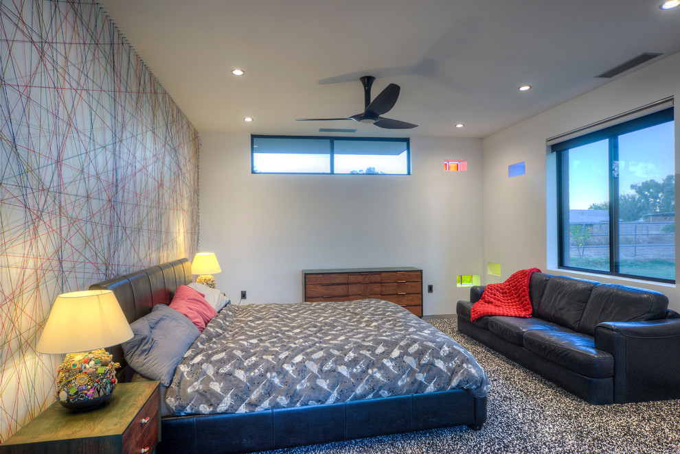 Cette photo montre une chambre parentale tendance de taille moyenne avec un mur blanc et sol en béton ciré.