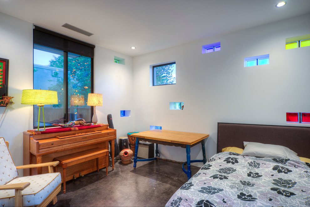 Свежая идея для дизайна: гостевая спальня среднего размера, (комната для гостей) в современном стиле с белыми стенами и бетонным полом - отличное фото интерьера