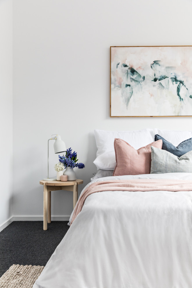 Imagen de dormitorio escandinavo con paredes blancas, moqueta y suelo negro