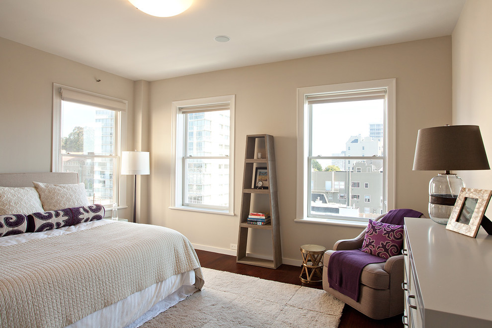 Modernes Hauptschlafzimmer ohne Kamin mit beiger Wandfarbe, dunklem Holzboden und braunem Boden in San Francisco
