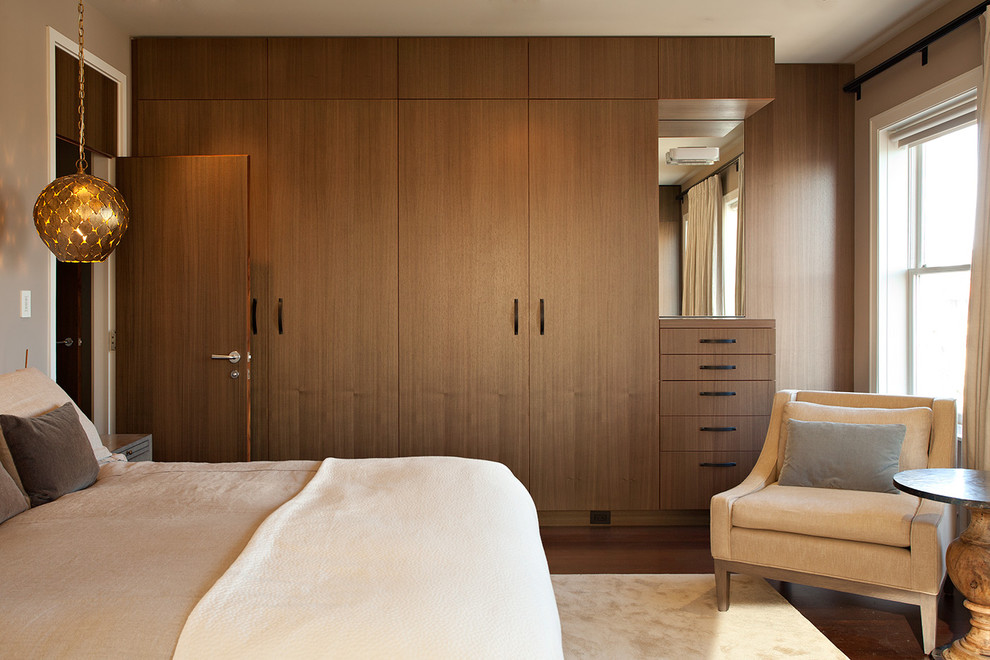Modernes Hauptschlafzimmer ohne Kamin mit brauner Wandfarbe, dunklem Holzboden und braunem Boden in San Francisco