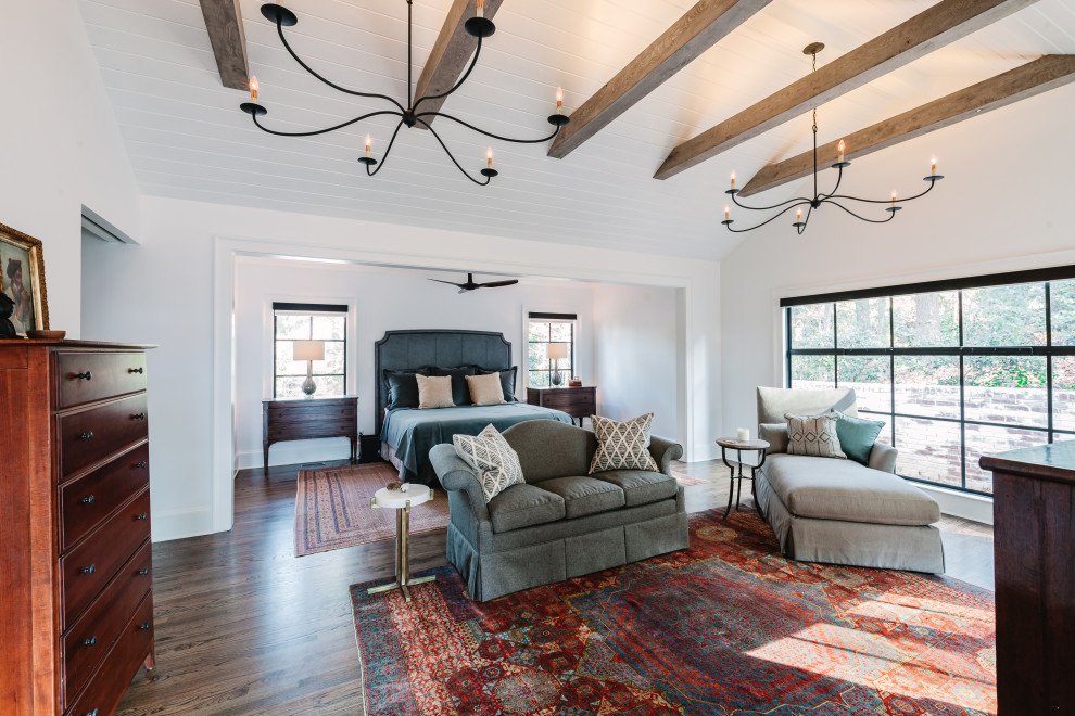 Großes Mediterranes Hauptschlafzimmer mit weißer Wandfarbe, braunem Holzboden, braunem Boden und freigelegten Dachbalken in Atlanta