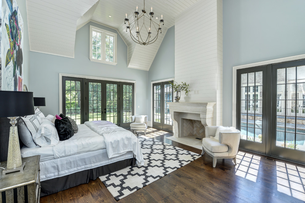 Idée de décoration pour une chambre champêtre avec un mur bleu, parquet foncé, une cheminée standard et un sol marron.