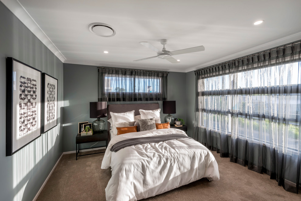 На фото: хозяйская спальня среднего размера в современном стиле с серыми стенами и ковровым покрытием с