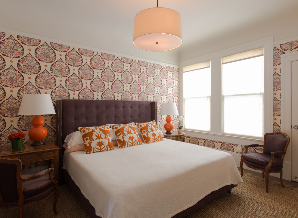 Стильный дизайн: спальня в стиле неоклассика (современная классика) с разноцветными стенами - последний тренд