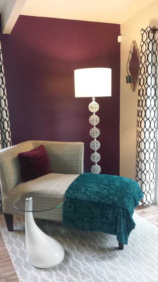 Idée de décoration pour une chambre parentale vintage avec un mur violet et sol en stratifié.