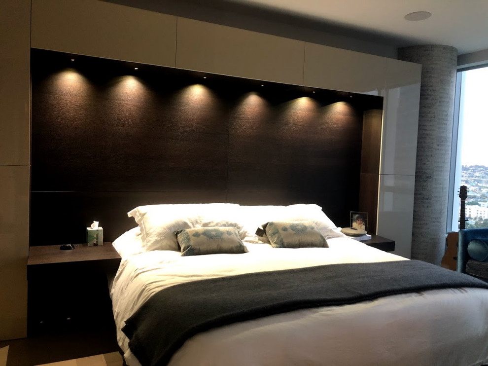 Свежая идея для дизайна: большая хозяйская спальня в стиле модернизм с разноцветными стенами и серым полом без камина - отличное фото интерьера