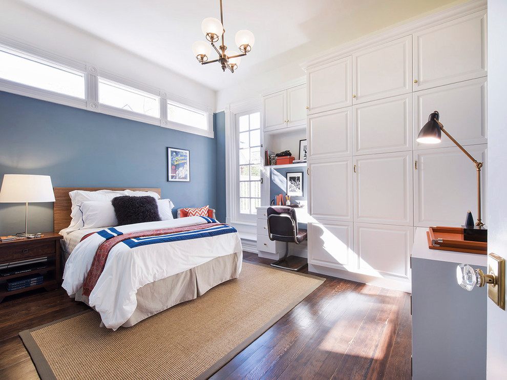 Idées déco pour une chambre classique avec un mur bleu et parquet foncé.