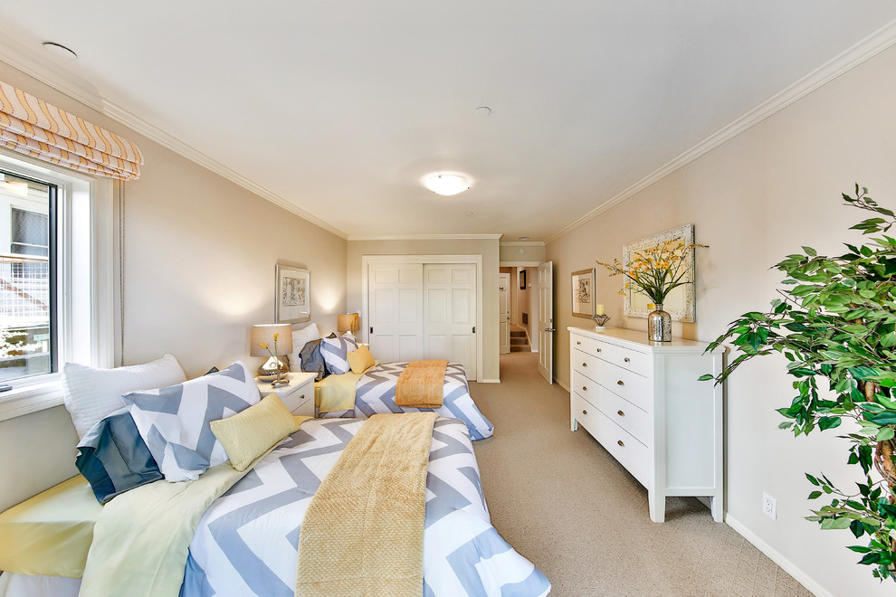 Modelo de habitación de invitados tradicional renovada con paredes beige, moqueta y suelo beige