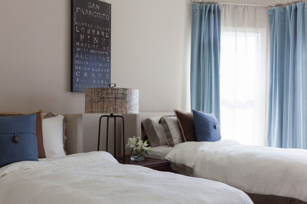 На фото: гостевая спальня (комната для гостей), среднего размера в стиле модернизм с серыми стенами и ковровым покрытием без камина с