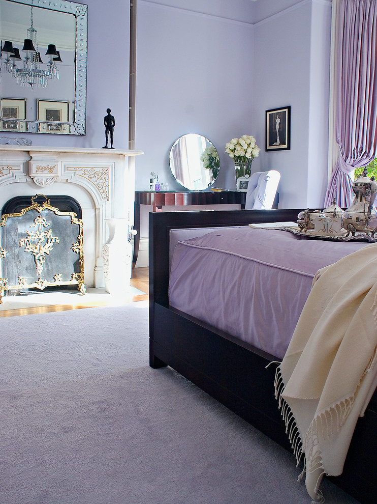 Inredning av ett klassiskt sovrum, med lila golv