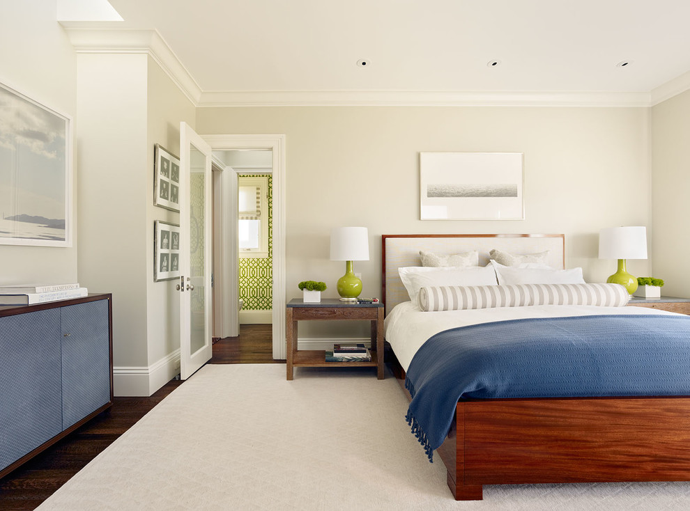 Foto på ett funkis sovrum, med beige väggar