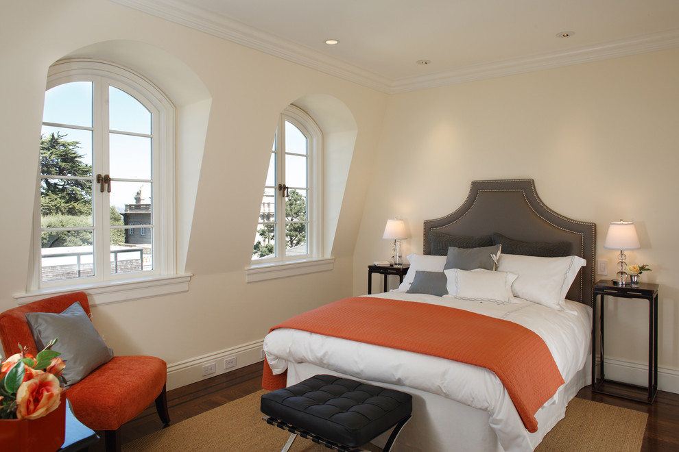 Diseño de habitación de invitados actual de tamaño medio sin chimenea con paredes beige y suelo de madera oscura