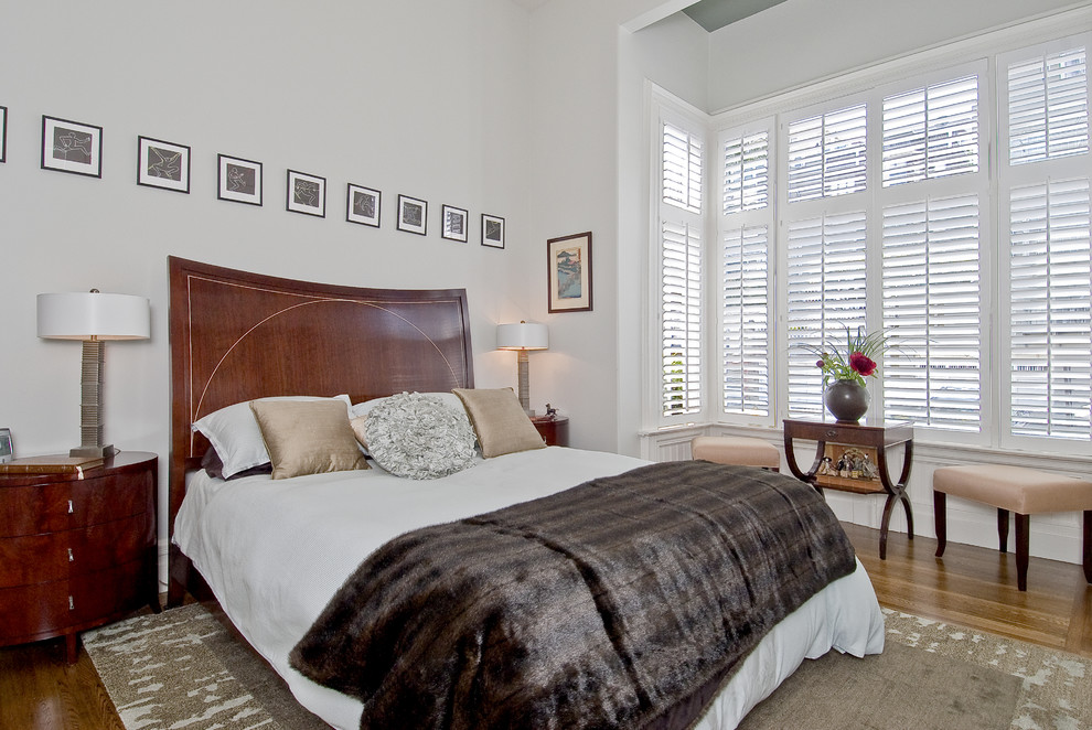 Modernes Schlafzimmer mit weißer Wandfarbe in San Francisco