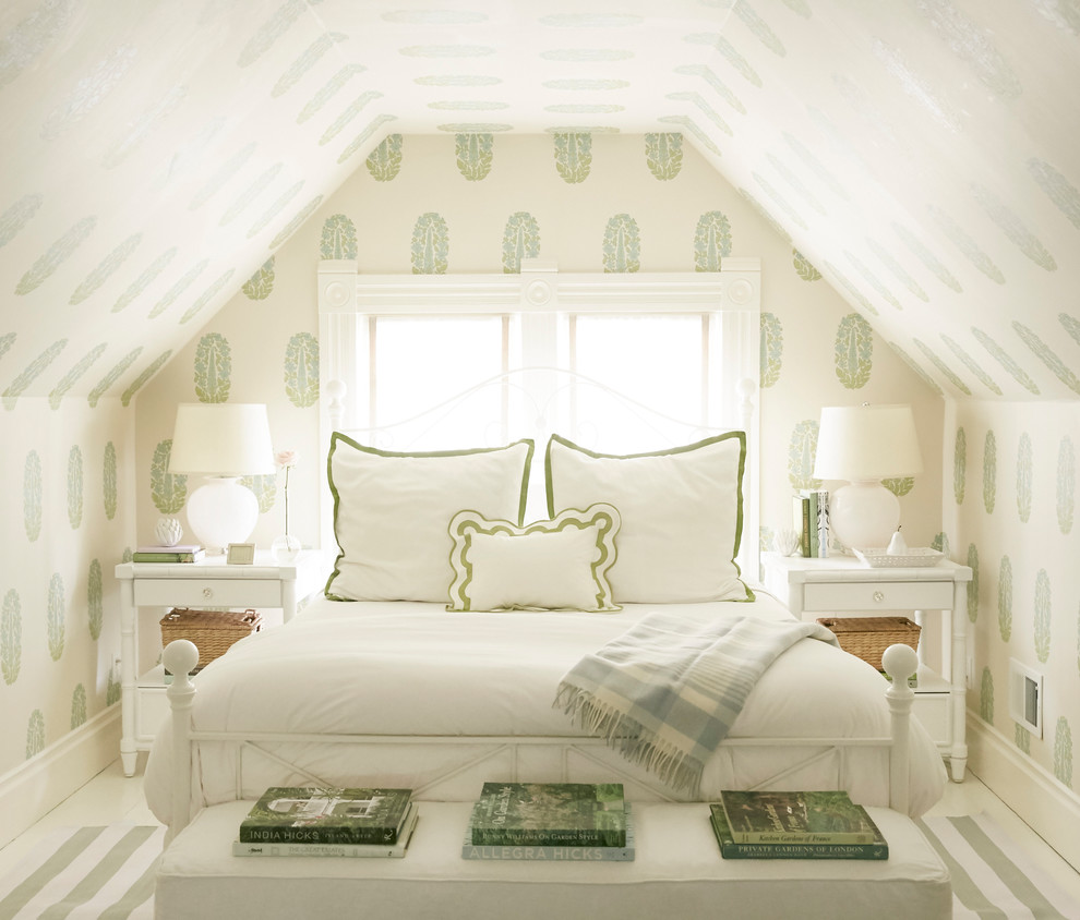 Пример оригинального дизайна: гостевая спальня (комната для гостей) в классическом стиле с разноцветными стенами и белым полом