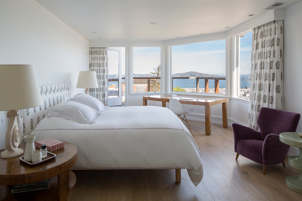 Foto de dormitorio clásico renovado con paredes blancas y suelo de madera en tonos medios