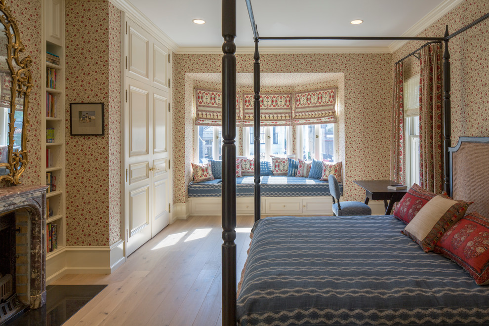 Foto di una camera da letto classica con pareti multicolore, camino classico e parquet chiaro