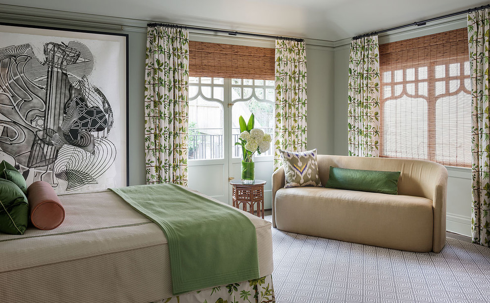 Свежая идея для дизайна: спальня в стиле неоклассика (современная классика) с серыми стенами и ковровым покрытием без камина - отличное фото интерьера