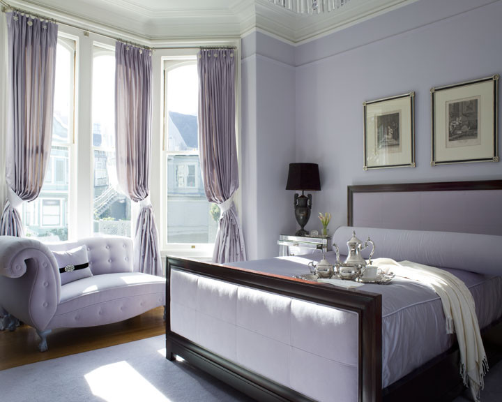サンフランシスコにある広いトラディショナルスタイルのおしゃれな主寝室 (紫の壁、無垢フローリング) のインテリア