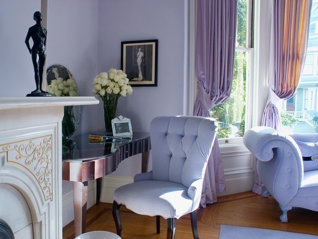 サンフランシスコにある広いトラディショナルスタイルのおしゃれな主寝室 (紫の壁、無垢フローリング、標準型暖炉、石材の暖炉まわり) のインテリア