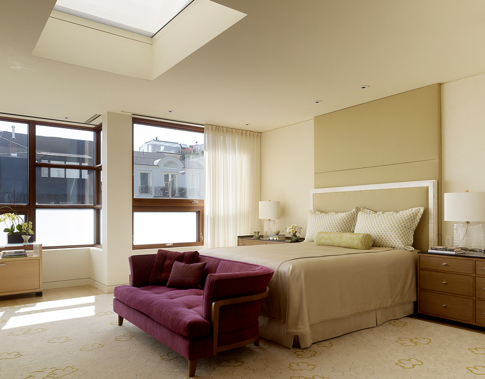 サンフランシスコにある広いモダンスタイルのおしゃれな主寝室 (白い壁、淡色無垢フローリング、暖炉なし) のインテリア