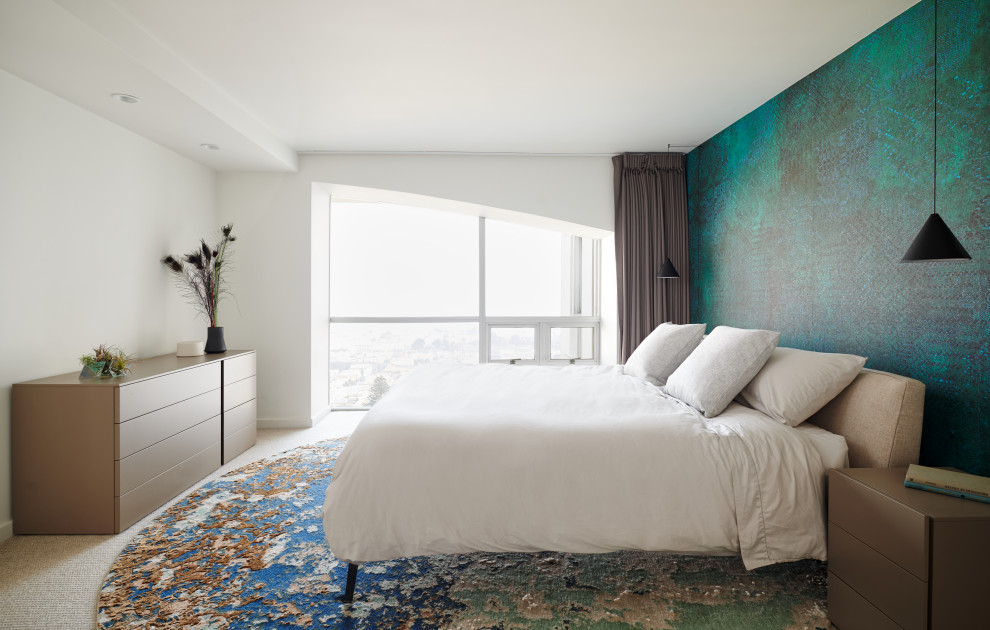 Mittelgroßes Modernes Hauptschlafzimmer ohne Kamin mit weißer Wandfarbe, Teppichboden, beigem Boden und Tapetenwänden in San Francisco