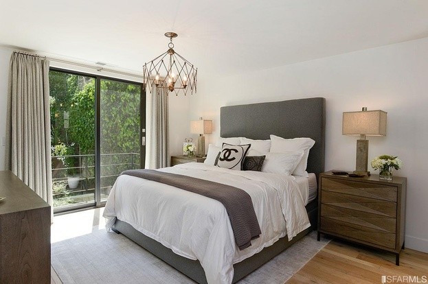 На фото: маленькая хозяйская спальня в современном стиле с белыми стенами, светлым паркетным полом и коричневым полом для на участке и в саду