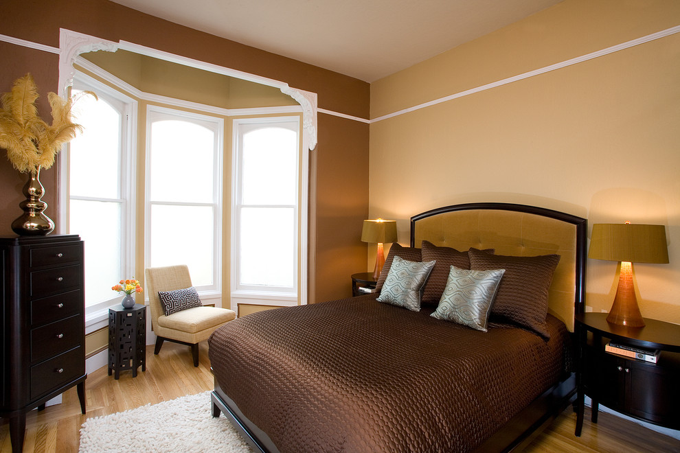 На фото: хозяйская спальня среднего размера в классическом стиле с коричневыми стенами, светлым паркетным полом и бежевым полом без камина с