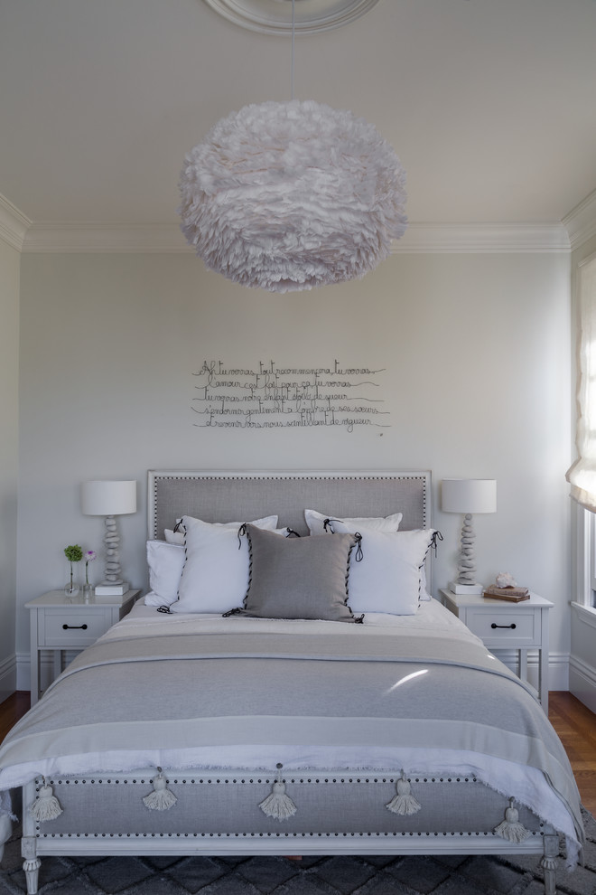Стильный дизайн: хозяйская спальня среднего размера с серыми стенами - последний тренд