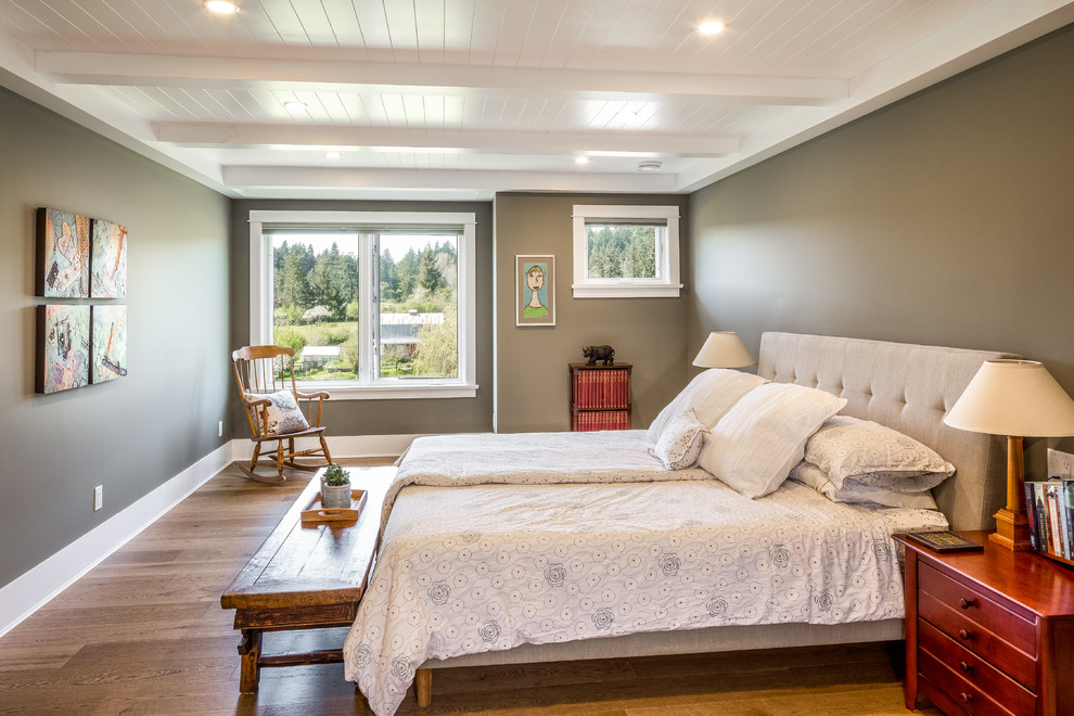 Foto de dormitorio campestre con paredes verdes, suelo de madera en tonos medios y suelo marrón