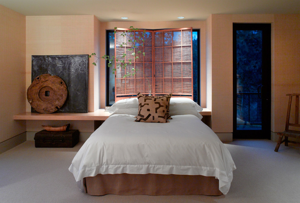 Пример оригинального дизайна: гостевая спальня среднего размера, (комната для гостей) в современном стиле с бежевыми стенами, ковровым покрытием и бежевым полом без камина