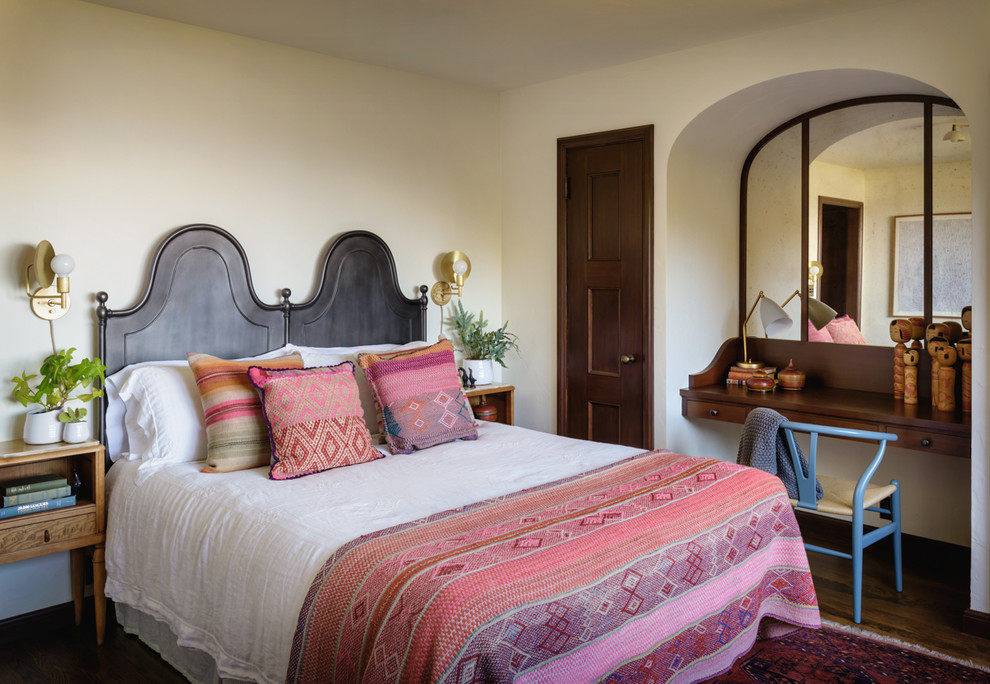 Imagen de dormitorio clásico con paredes blancas, suelo de madera oscura y suelo marrón