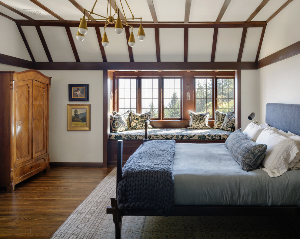 Inspiration pour une chambre traditionnelle avec un mur blanc, parquet foncé et un sol marron.