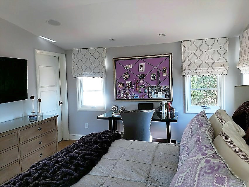 Стильный дизайн: большая хозяйская спальня в классическом стиле с серыми стенами, паркетным полом среднего тона и коричневым полом без камина - последний тренд